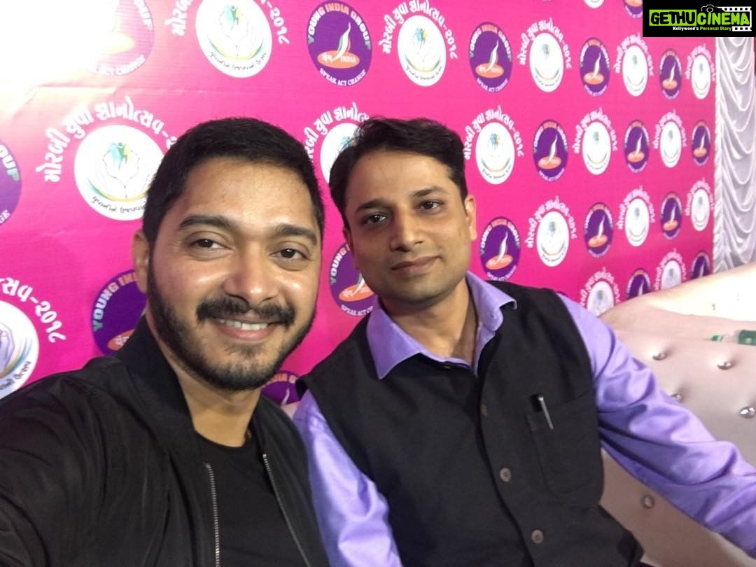 Shreyas Talpade Instagram - With the real life Hero. #HimanshuShuklaji #ATS #SP #Gujrat