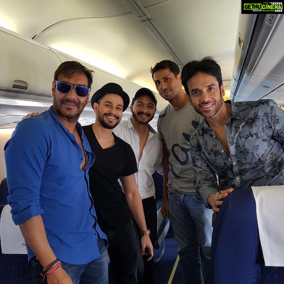 Shreyas Talpade Instagram - Guess who joined us for some Golmaal on the way to Delhi? #ashishnehra is ready for #GolmaalAgain this Friday. Are you ?