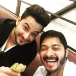 Shreyas Talpade Instagram - Beta samosa khayegaaaa????