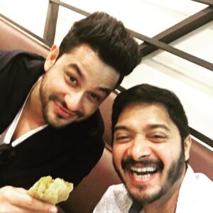 Shreyas Talpade Instagram - Beta samosa khayegaaaa????