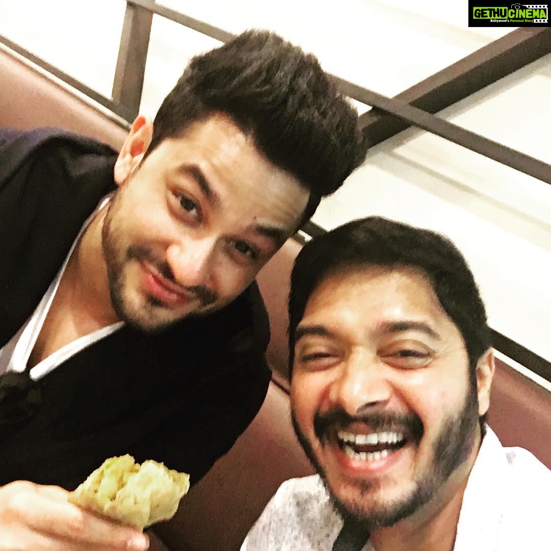 Shreyas Talpade Instagram - Beta samosa khayegaaaa????