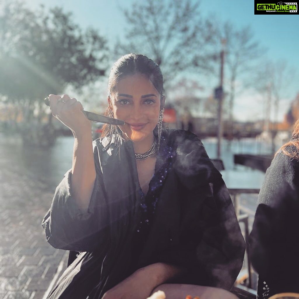 Shruti Haasan Instagram - 🇫🇷 🔪 🐠 🥚 📸 @neeraja.kona