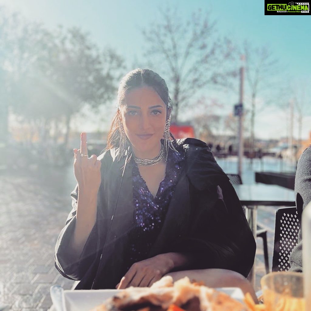 Shruti Haasan Instagram - 🇫🇷 🔪 🐠 🥚 📸 @neeraja.kona