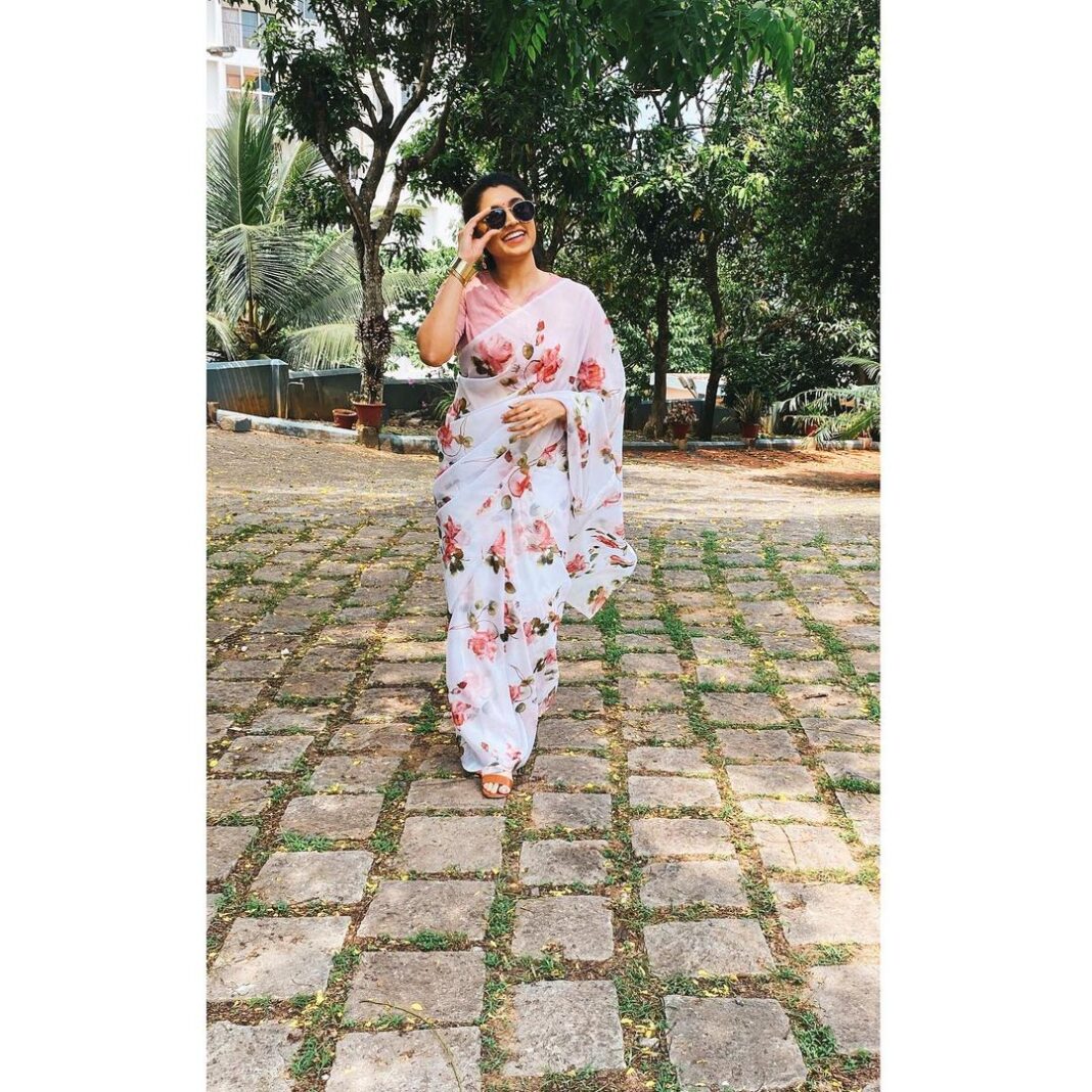 Sija Rose Instagram - Goofing around with whose so ever glasses @_the_procrastiwriter_ clicks and @divya_thomas15 instructions . This pretty saree and blouse from @khajuraho_boutique_ . #instagood #instapic #saree #organza #theswag #the1000w #grin