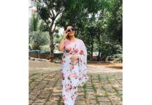 Sija Rose Instagram - Goofing around with whose so ever glasses @_the_procrastiwriter_ clicks and @divya_thomas15 instructions . This pretty saree and blouse from @khajuraho_boutique_ . #instagood #instapic #saree #organza #theswag #the1000w #grin