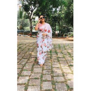 Sija Rose Instagram - Goofing around with whose so ever glasses @_the_procrastiwriter_ clicks and @divya_thomas15 instructions . This pretty saree and blouse from @khajuraho_boutique_ . #instagood #instapic #saree #organza #theswag #the1000w #grin