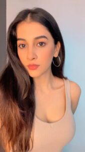 Simran Sharma Instagram - 😎👊🏼😤💃🏻 #trendingreels #instagramreels #feelitreelit #feelkaroreelkaro #reelsindia #comedy #funnyvideos #fun #fashion