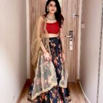 Simran Sharma Instagram – after party photos because I forgot to click any all evening..?🤷🏻‍♀️🙈💃🏻 

#lehenga #classic #floral #wedding