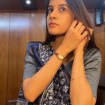 Simran Sharma Instagram – Becoming Keerthi💙💫 

#OkaChinnaFamilyStory @pinkelephantpictures @zee5telugu @itsmaheshuppala @itsmanasasharma