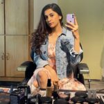 Simran Sharma Instagram – makeup mirror selfies spam💄👁👄💁🏻‍♀️