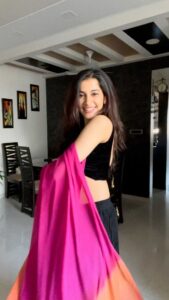 Simran Sharma Instagram - ‘Ve main chambe de pahadaan waali shaam ve, mundeya’🎶🌸✨

Choreography by @dancenmeee💕 

#reelitfeelit #feelitreelit #reelkarofeelkaro #feelkaroreelkaro #reels #reelsindia #instagram #dance #dancereels #bellydance #launglaachi