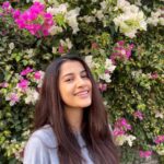 Simran Sharma Instagram – bhool saare jhamele, dekh phoolon ke mele🌸🎶

#flowers #outdoors #sunshine #photooftheday #colourful #love