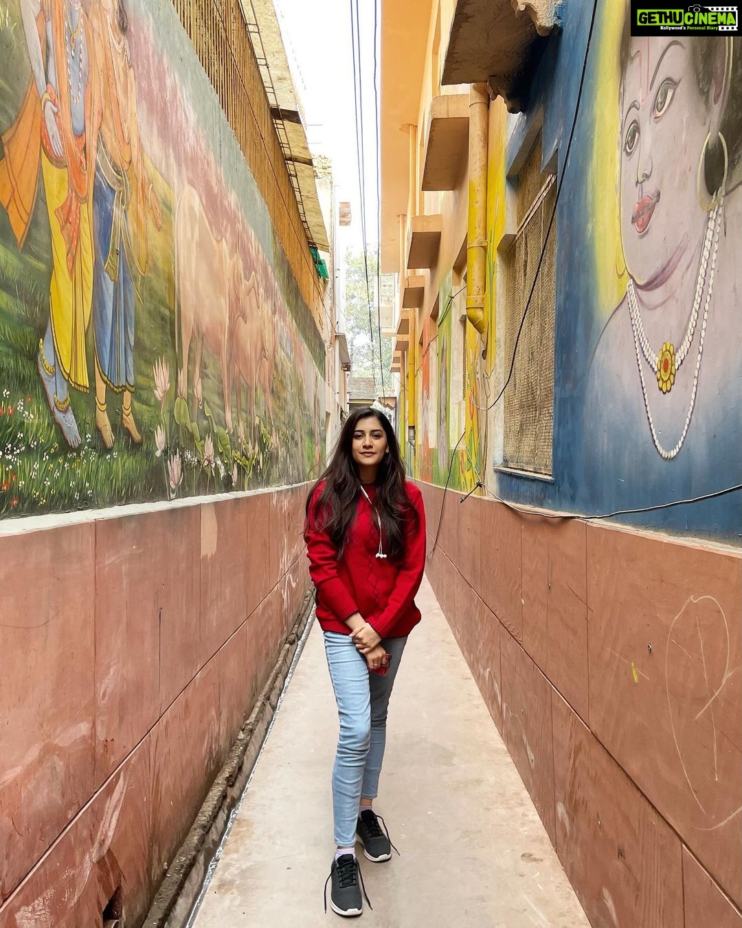 Simran Sharma Instagram - मथुरा की गलियाँ❣️ . . Edit: I know, my shoelaces are undone.😂 I was mandir hopping🕺🏻 it was just more convenient to not tie them and risk tripping and falling #fearless #khatronkekhiladi 😎😂😂 . . #alittleobsessed #beautifulalleys #mathura #brajbhoomi #uttarpradesh #colours Mathura, Uttar Pradesh