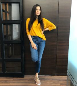 Simran Sharma Instagram - a lil 🌻 a lil 🌊 Mumbai, Maharashtra