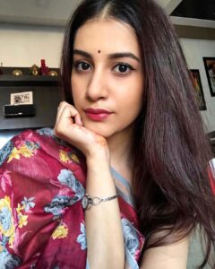 Simran Sharma Instagram - I asked my mother what I should caption this and she started singing ‘Teri bindiya rey! Sajan, nindiya le legi, le legi, meri bindiya reyyy’🎶 soooo yea🤷🏻‍♀️😋