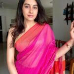 Simran Sharma Instagram – Hum tum kitne paas hain,
kitne dur hain chaand sitaare…
Sach poochho toh mann ko jhoothe lagte hain yeh saare…
Magar sachche lagate hain ye dharti, ye nadiyaa, ye raina aur…? Aur tummm 💕🌸
