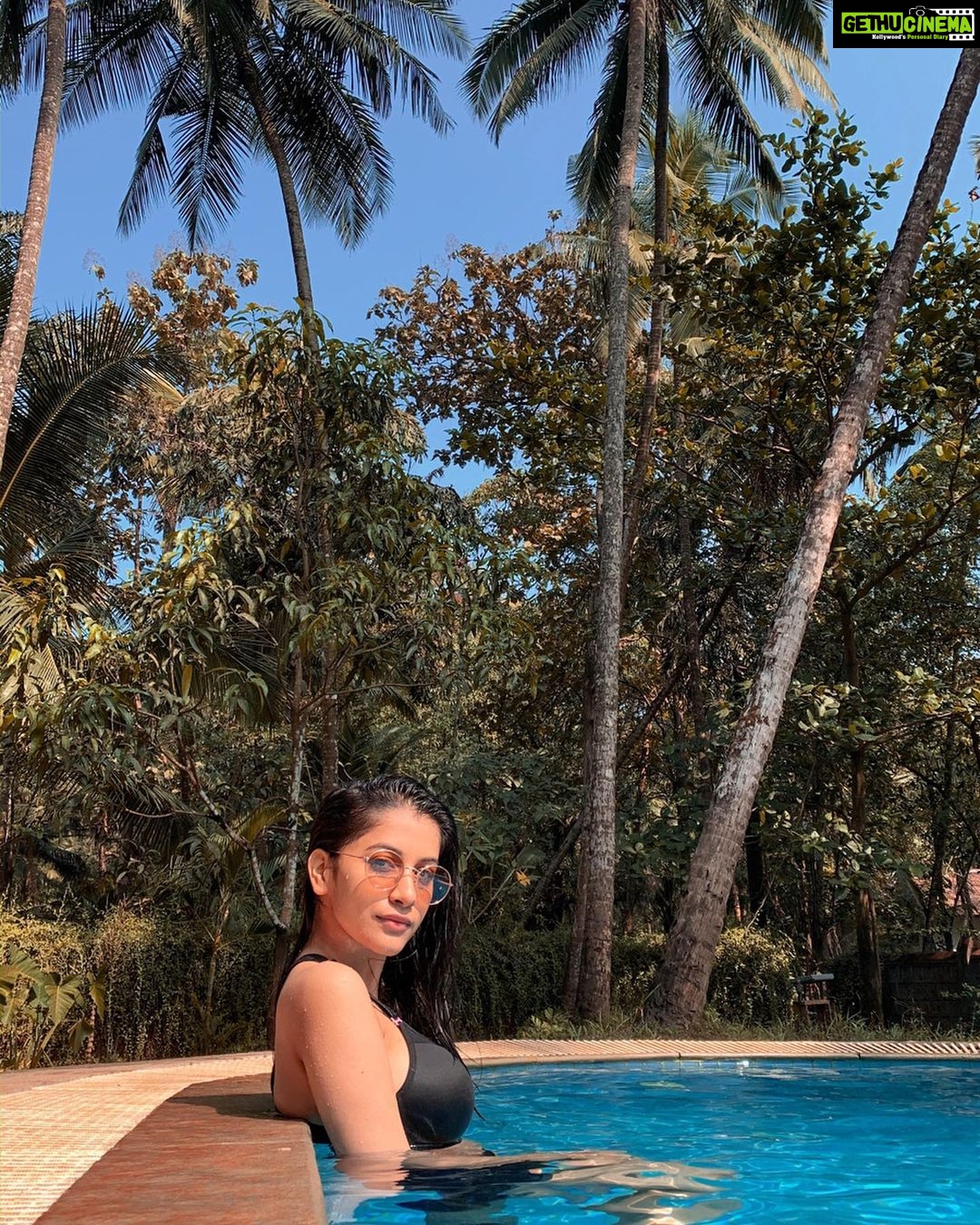 Simran Sharma Instagram - sun-dayโ๏ธ๐๐ผโโ๏ธ๐ด๐น๐#sunkissed #chillinโ #sometimesawaterbaby #soakingupthesun