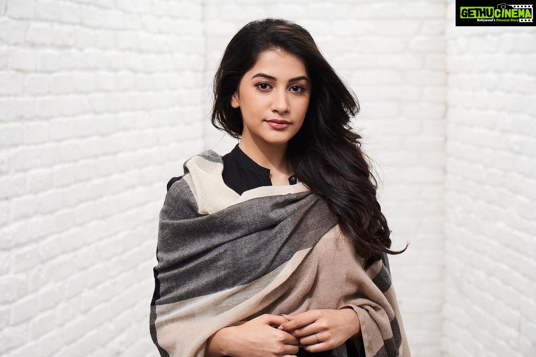 Simran Sharma Instagram - βTum itna jo muskura rahe ho... Kya gham hai jisko chhupa rahe ho? Aankhon mein nami, hansi labon pe... Kya haal hai kya dikha rahe ho? Kya gham hai jisko chhupa rahe ho?β . . . . Thanks to @avigowariker for one of my absolute favourite photos.π And to @terrencelobo and @vipulbhagatmakeupandhair for the look.π #HumChaar #Manjari @rajshrifilms
