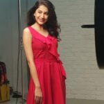 Simran Sharma Instagram - Swipe for #bts of this super fun shoot!💃🏻 . . . 📷 @avigowariker ❣️ 💄 @vipulbhagatmakeupandhair 🌈 👗 @terrencelobo 💕 #blackandwhite #monochrome #thatreddress
