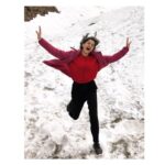 Simran Sharma Instagram – “Main udna chaahta hoon, Naina, daudna chaahta hoon, girna bhi chaahta hoon..” 🎞🏔 #heehee #filmy much  #snowww Himachal Pradesh