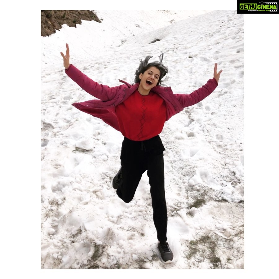 Simran Sharma Instagram - βMain udna chaahta hoon, Naina, daudna chaahta hoon, girna bhi chaahta hoon..β ππ #heehee #filmy much #snowww Himachal Pradesh