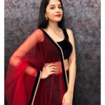 Simran Sharma Instagram - हवा के झोंके आज मौसमों से रूठ गए गुलों की शोख़ियाँ जो भँवरे आके लूट गए बदल रही है आज ज़िंदगी की चाल ज़रा इसी बहाने क्यूँ ना मैं भी दिल का हाल ज़रा सँवार लूँ ❣️✨