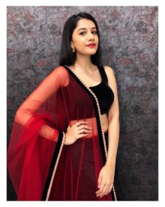 Simran Sharma Instagram - हवा के झोंके आज मौसमों से रूठ गए गुलों की शोख़ियाँ जो भँवरे आके लूट गए बदल रही है आज ज़िंदगी की चाल ज़रा इसी बहाने क्यूँ ना मैं भी दिल का हाल ज़रा सँवार लूँ ❣️✨