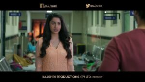 Simran Sharma Instagram - Yaad hai woh waala friend..?✨ Some friendships have no boundaries, kyunki #FriendsBhiFamilyHain 💕 #SoorajBarjatya #AbhishekDixit #PritKamani #SimranSharma #AnshumanMalhotra #TusharPandey #HumChaar @rajshrifilms @humchaarfilm @inoxmovies @zeemusiccompany