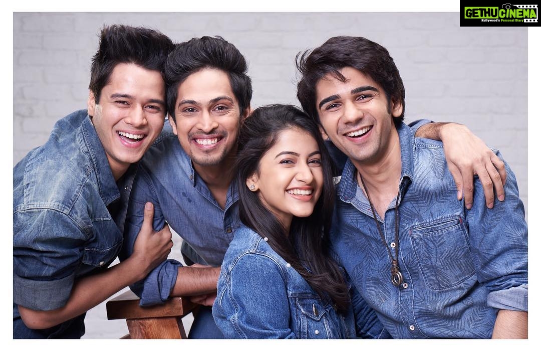 Simran Sharma Instagram - happy faces🌻 #HumChaar #FriendsBhiFamilyHain 📸 @avigowariker 💕