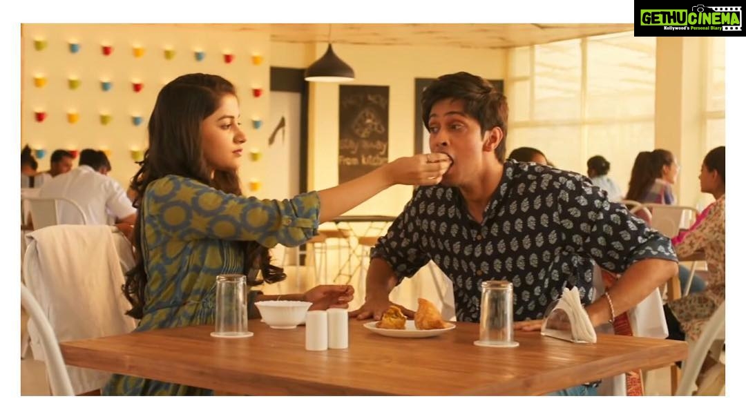 Simran Sharma Instagram - Who’s that friend you love enough to share your food with?🍕 #HumChaar ke #Manjari aur #Surjo ✨
