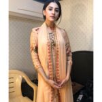 Simran Sharma Instagram - Was sooo excited about this one!🙈 A look inspired by that of one of my absolute favourites and the super inspiring @iamsonalibendre (her character, Preeti) in the iconic Hum Saath Saath Hain✨✨ for #FriendsBhiFamilyHain 💜 • • • • @humchaarfilm @rajshrifilms #HumChaar #SoorajBarjatya #Rajshri #AbhishekDixit #SimranSharma #PritKamani #TusharPandey #AnshumanMalhotra #HumSaathSaathHain #HSSH