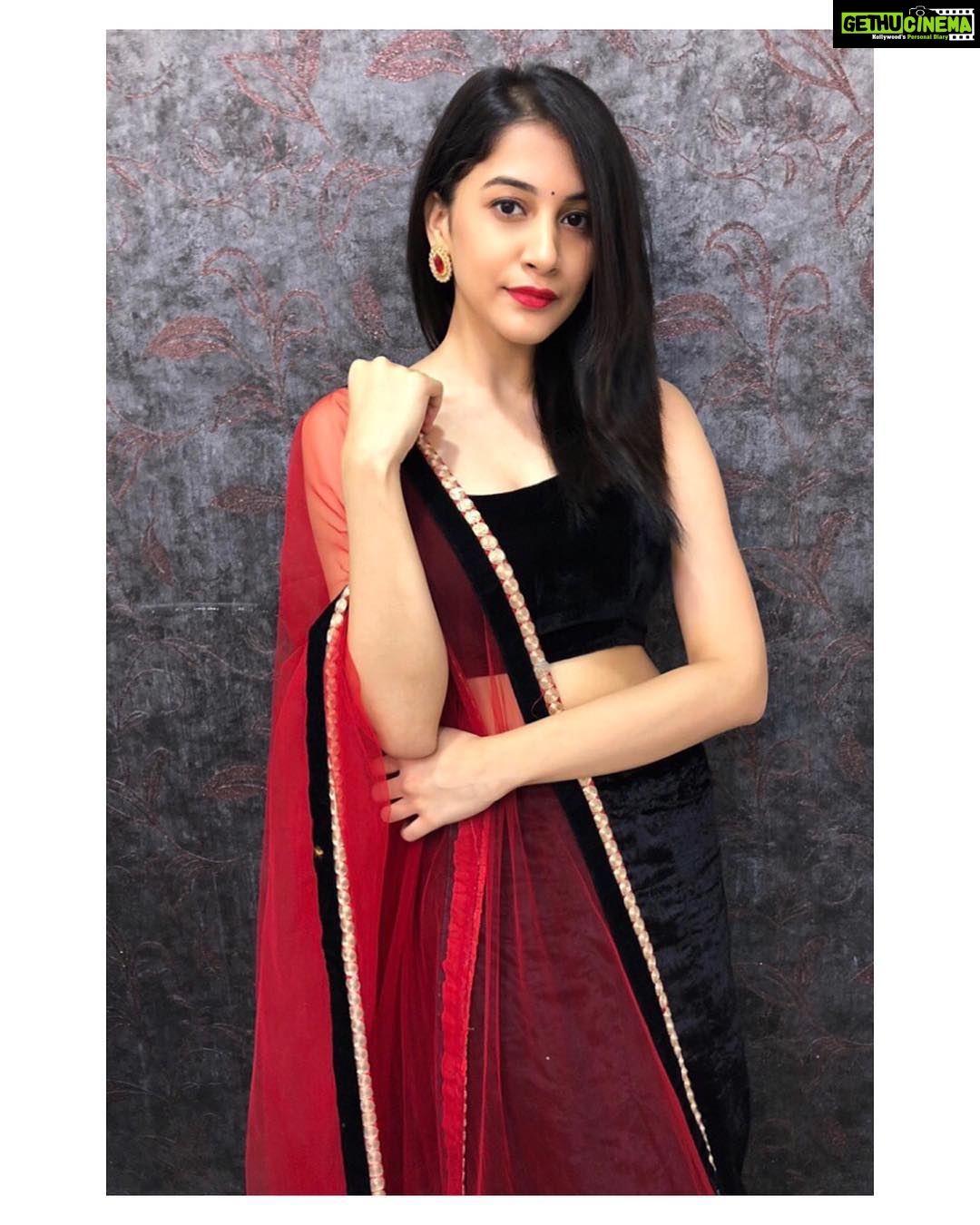 Simran Sharma Instagram - Wish you all loads of love, light and laughter!❤️ Happy Diwali!✨