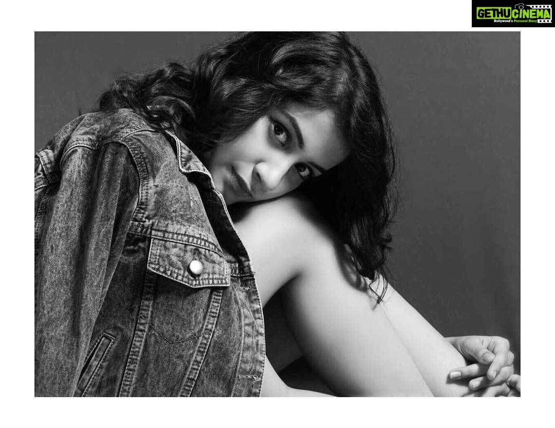 Simran Sharma Instagram - 🖤🖤🖤 #staringintoyoursoul . . . . 📷: @bitmap_anand 💄💇🏻♀️: @divvsskhanna