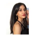 Simran Sharma Instagram - 🌹 . . . when the only decent photo you got on the day was a group picture so you have no choice but to up your cropping game🤷🏻‍♀️😂
