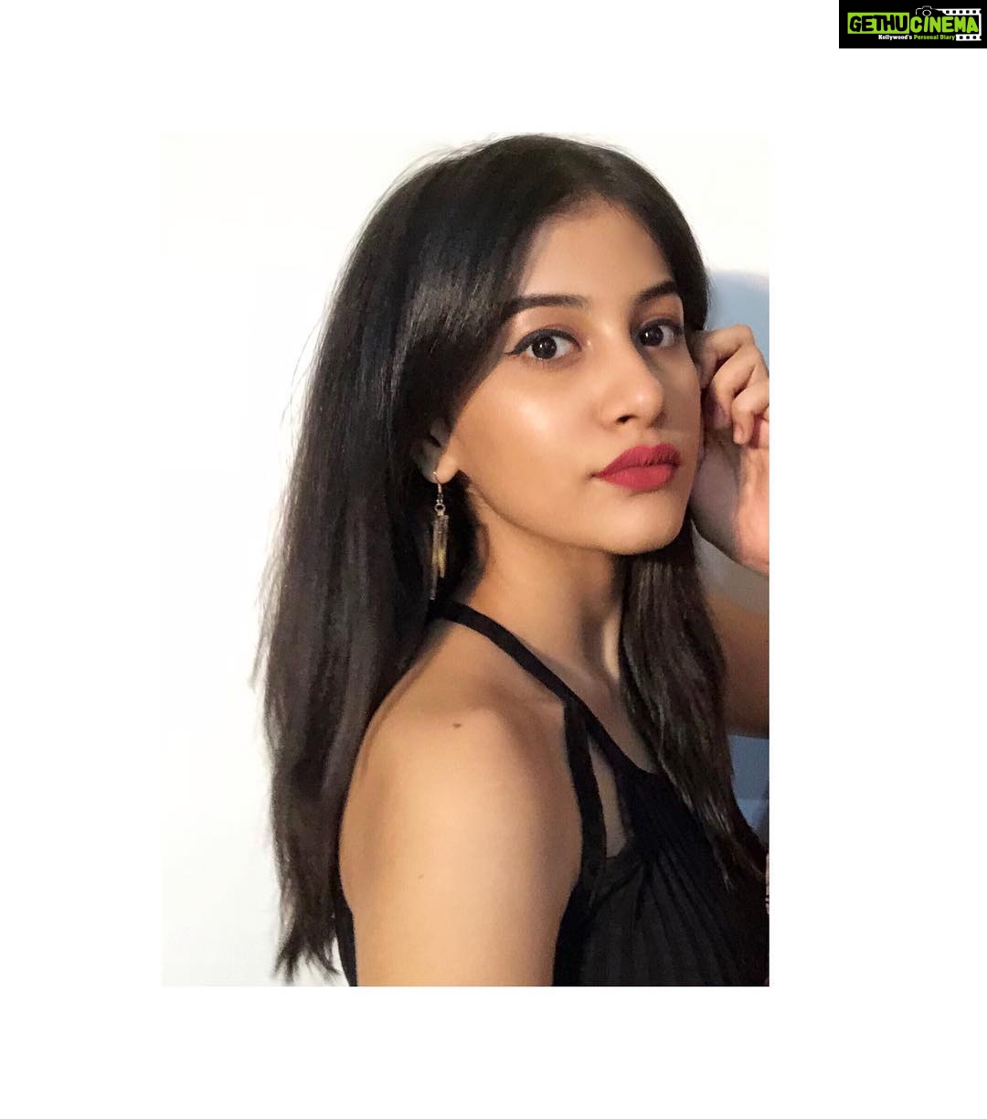 Simran Sharma Instagram - 🌹 . . . when the only decent photo you got on the day was a group picture so you have no choice but to up your cropping game🤷🏻♀️😂