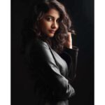 Simran Sharma Instagram - let’s play stare👀 . . . . . 📸: @bitmap_anand 💄💇🏻‍♀️: @be.the.diva