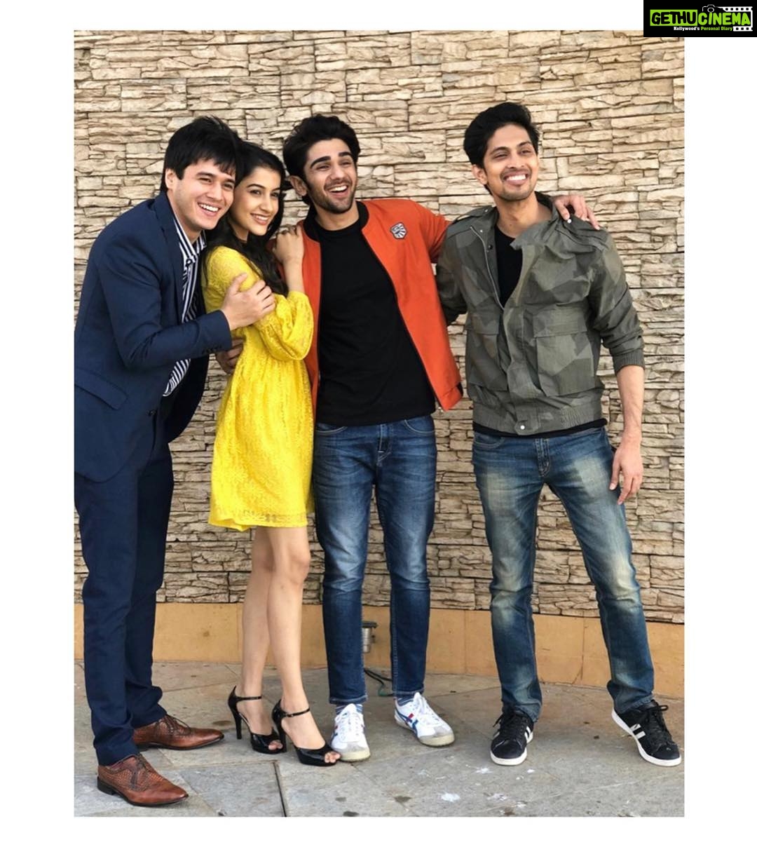 Simran Sharma Instagram - So close yet so far.. One week to go for #HumChaar ✨ #FriendsBhiFamilyHain #omgomgomg #15thFeb