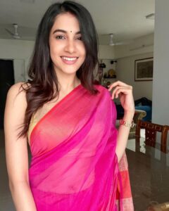 Simran Sharma Instagram - Hum tum kitne paas hain, kitne dur hain chaand sitaare… Sach poochho toh mann ko jhoothe lagte hain yeh saare… Magar sachche lagate hain ye dharti, ye nadiyaa, ye raina aur…? Aur tummm 💕🌸