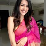 Simran Sharma Instagram – Hum tum kitne paas hain,
kitne dur hain chaand sitaare…
Sach poochho toh mann ko jhoothe lagte hain yeh saare…
Magar sachche lagate hain ye dharti, ye nadiyaa, ye raina aur…? Aur tummm 💕🌸