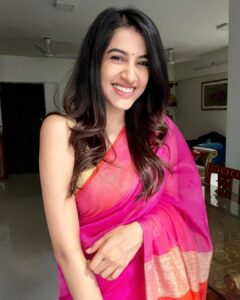 Simran Sharma Instagram - Hum tum kitne paas hain,
kitne dur hain chaand sitaare…
Sach poochho toh mann ko jhoothe lagte hain yeh saare…
Magar sachche lagate hain ye dharti, ye nadiyaa, ye raina aur…? Aur tummm 💕🌸