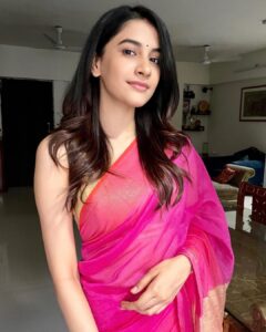 Simran Sharma Instagram - Hum tum kitne paas hain,
kitne dur hain chaand sitaare…
Sach poochho toh mann ko jhoothe lagte hain yeh saare…
Magar sachche lagate hain ye dharti, ye nadiyaa, ye raina aur…? Aur tummm 💕🌸