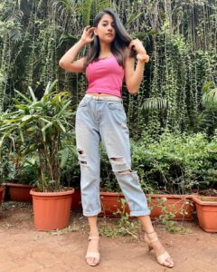 Simran Sharma Instagram - Feelin’ like a 🌸💕