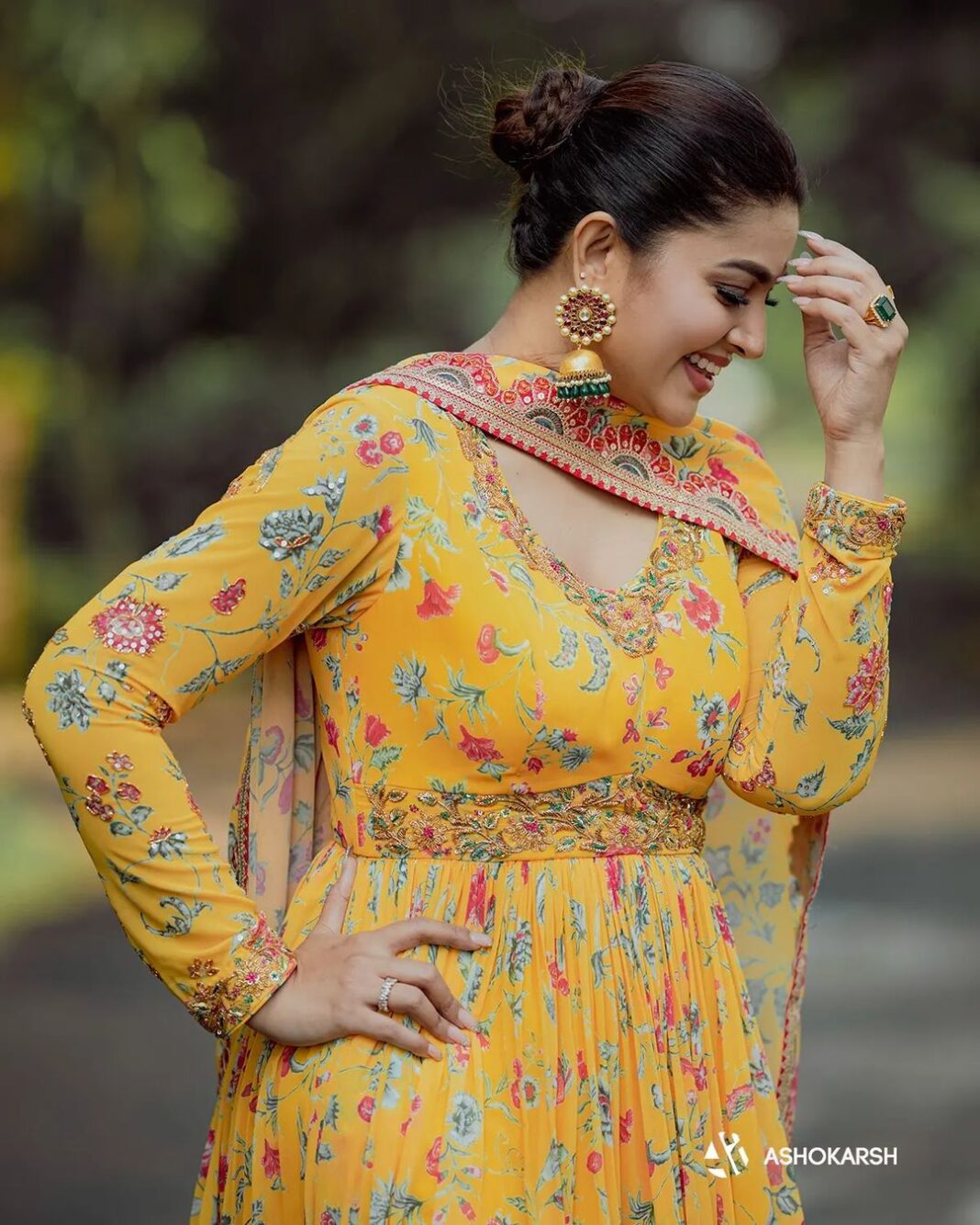 Sneha Instagram - Beauty is not in the face, beauty is a light in the heart!! @geetuhautecouture @ashokarsh @vyshalisundaram_hairstylist #mylife #bekind #beauty #simple #selflove #lovewatudo