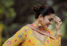 Sneha Instagram - Beauty is not in the face, beauty is a light in the heart!! @geetuhautecouture @ashokarsh @vyshalisundaram_hairstylist #mylife #bekind #beauty #simple #selflove #lovewatudo
