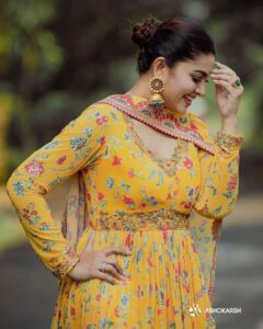 Sneha Instagram - Beauty is not in the face, beauty is a light in the heart!! @geetuhautecouture @ashokarsh @vyshalisundaram_hairstylist #mylife #bekind #beauty #simple #selflove #lovewatudo