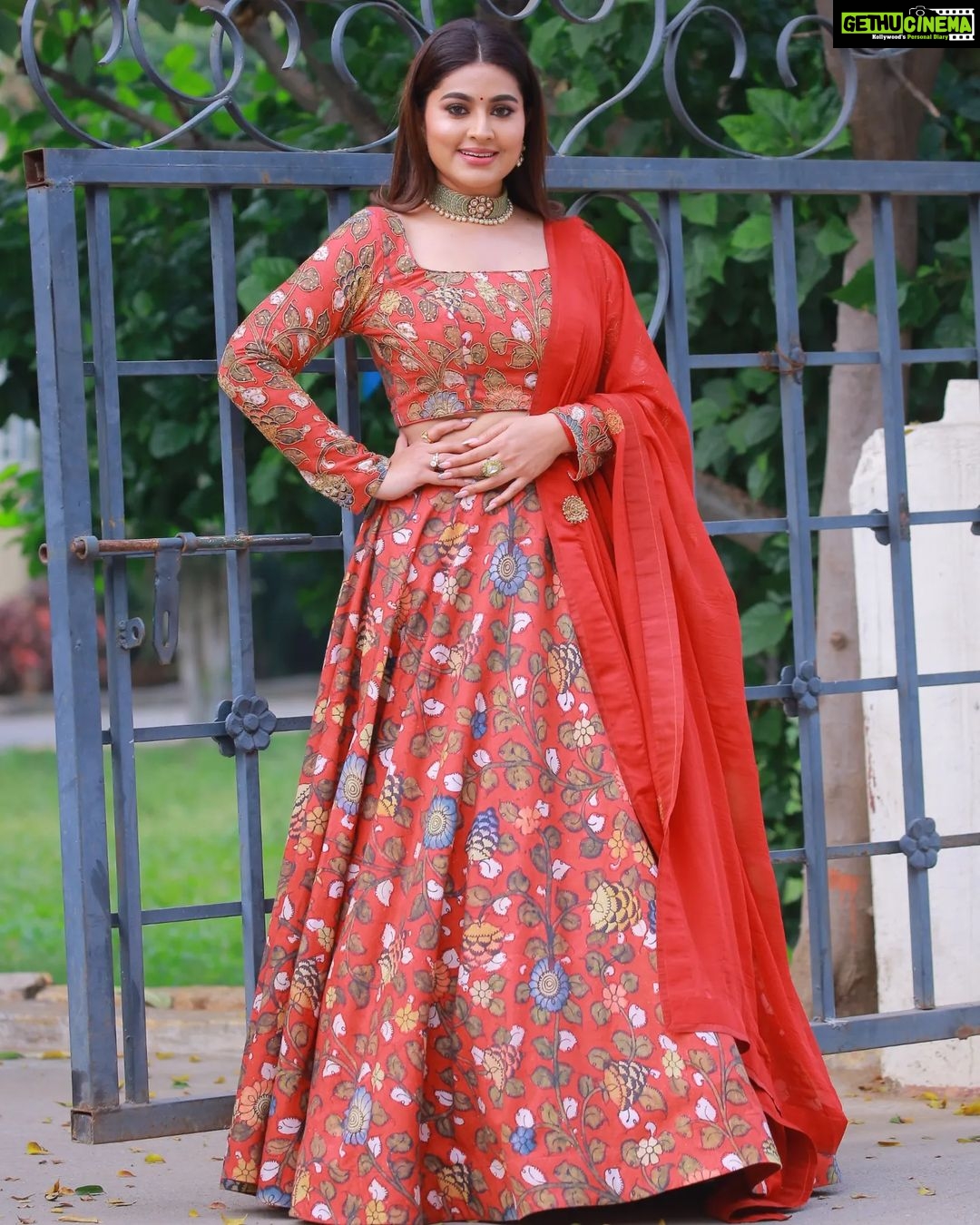 Sneha Instagram - Life is much better when you are living in the present moment. @geetuhautecouture @kalasha_finejewels @clicks_by_ajay #loveurself❤️ #liveinthemoment #reddress #lovewatudo💕 #showtime #mrnmrs #telugu #etvtelugu