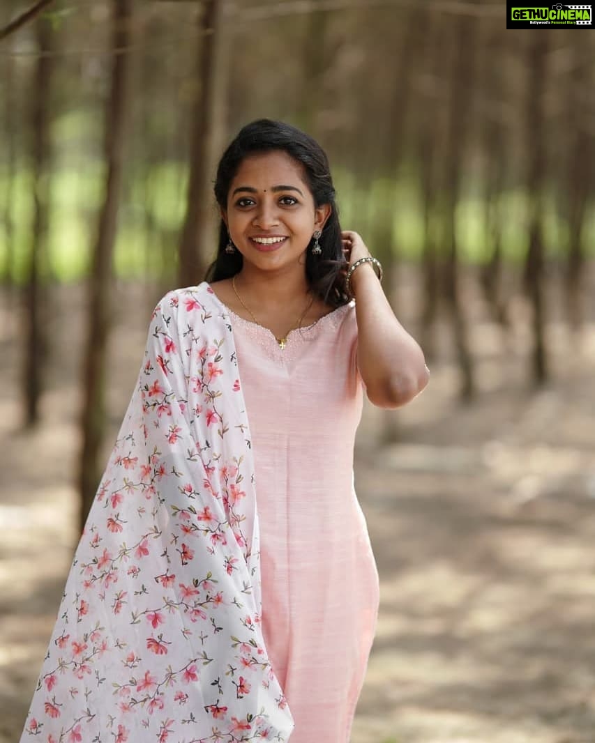 Sneha Babu Instagram - "I mean sure I have my bad days but then I remember what a cute smile I have" -Chandler M. Bing Outfit:-@chameli_the_designer_boutique PC:- @sreeku10_photography