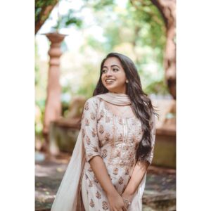Sneha Babu Instagram - Hey, How you doin'?😉
.
Photography:- @_shutter_magics_ 
Wearing:- @zaya_meera 
MUA:- @makeover_by_daniya_ 
.
#love #instagram #friends #joey #karikku #instagood #photooftheday #fashion #beautiful #happy #cute #peace #photoshoot #karikkugirl