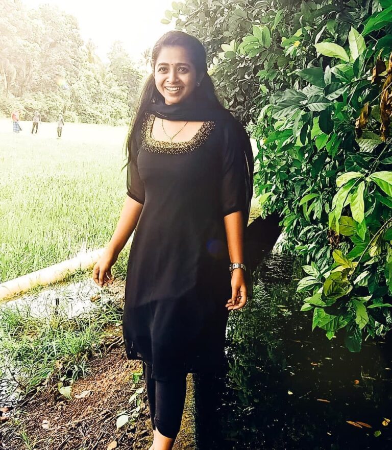Sneha Babu Instagram - 🖤 Outfit:- @silver_lady_boutique Mala, Thrissur