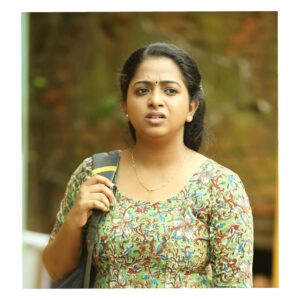 Sneha Babu Instagram - Caption This😋
#havenothingtopost 🤷
(Swipe left to see the perfect shot📸)
.
.
#candid #beauty #simple #natural